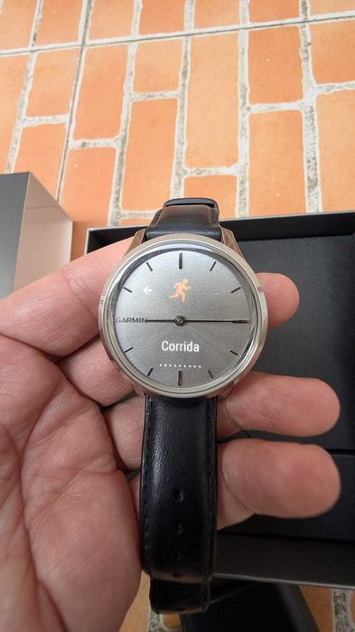 Smartwatch híbrido. Garmin vívomove Luxe