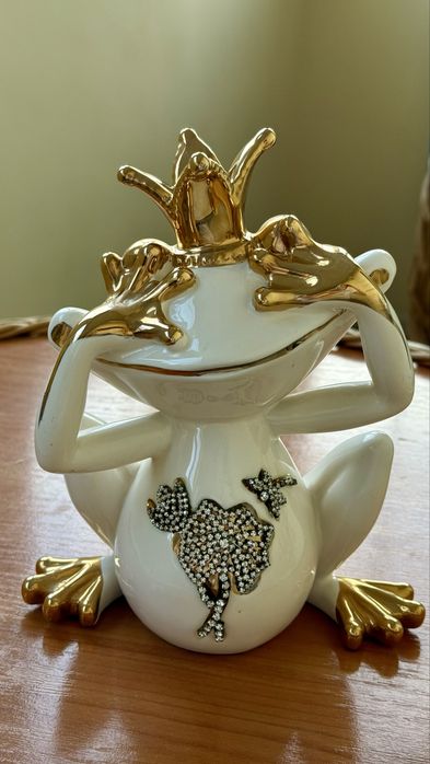 Вишукана статуетка символу достатку: жаба в короні
