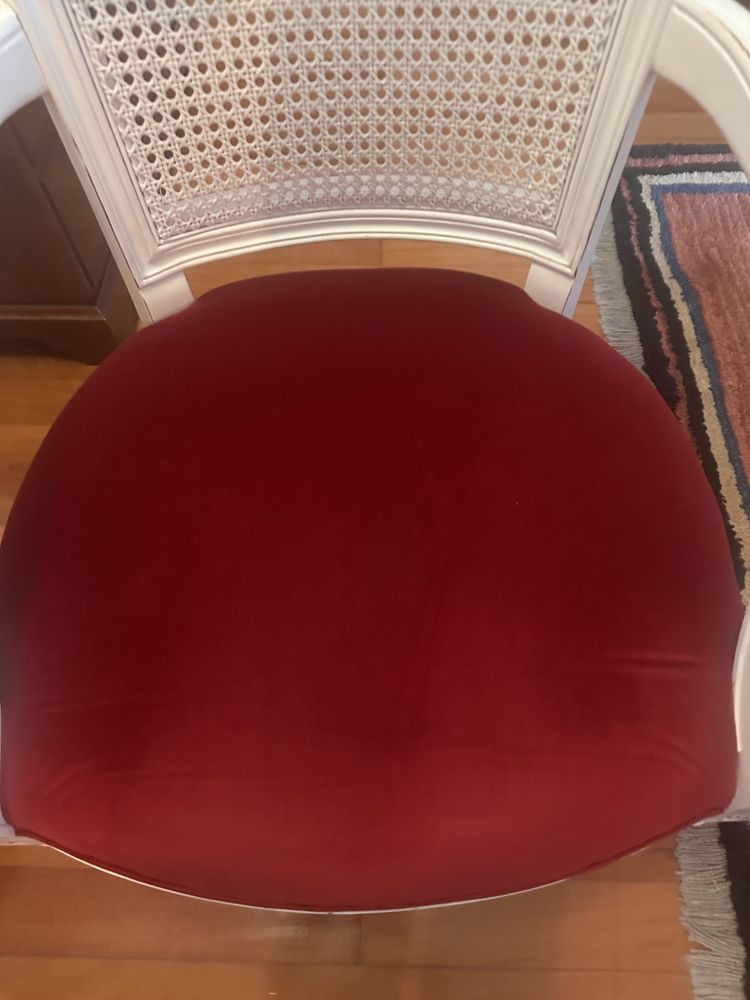 Vendo cadeira em palhinha branca forrada a veludo vermelho