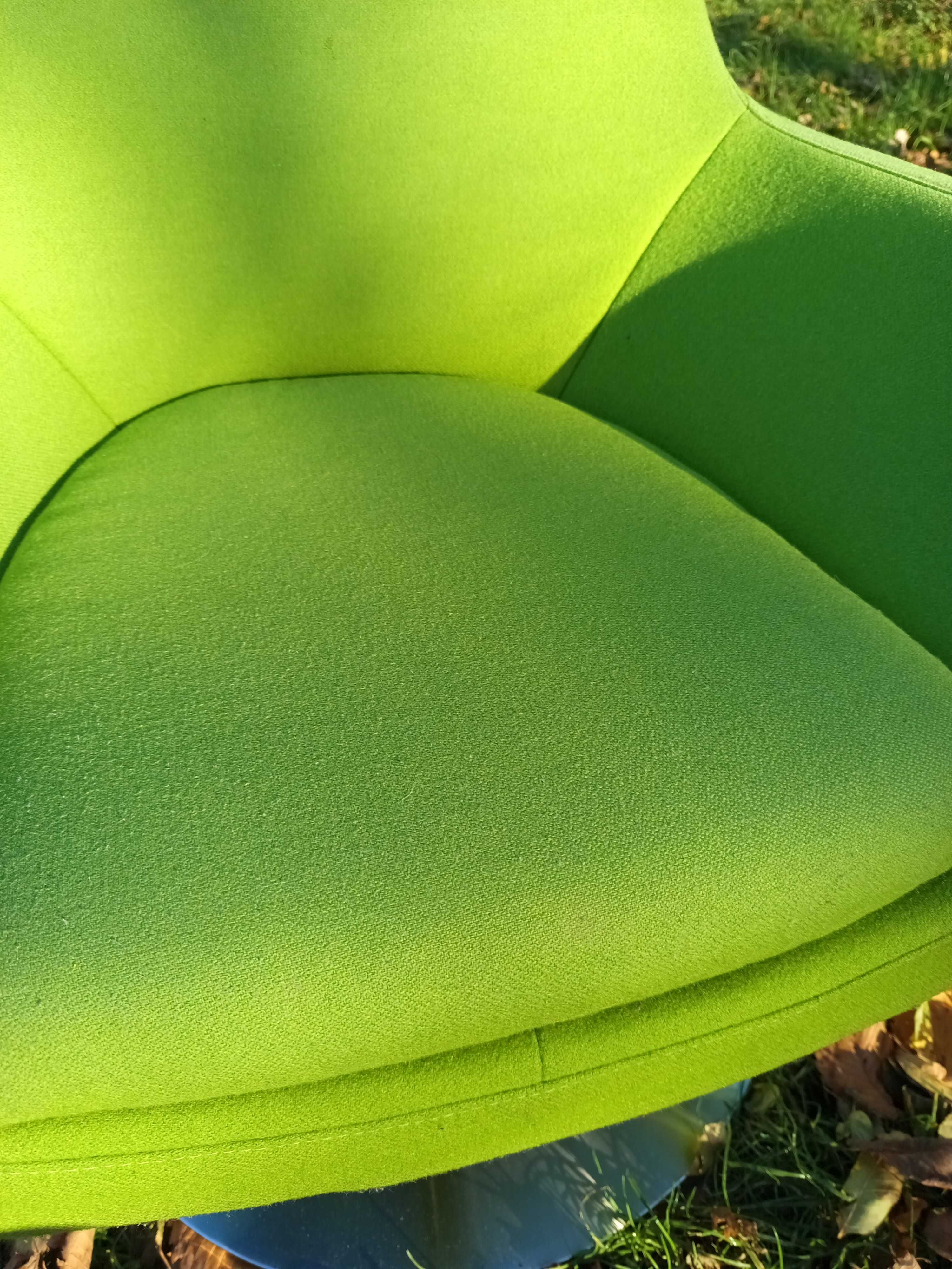 Fotel zielony z podnóżkiem ufo space age design do hotelu pensjonatu