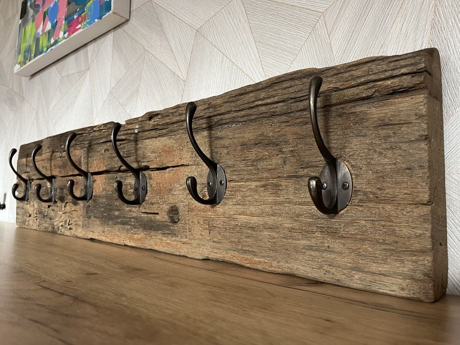 Niepowtarzalny wieszak na ubrania z bardzo starej deski.