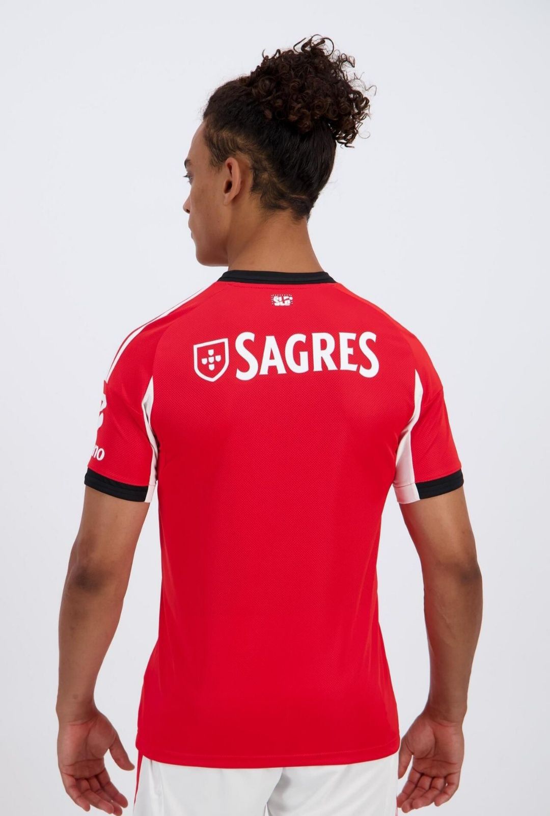 Camisola SL Benfica 
Pode pedir mais fotos por mensagem!
Temos vários