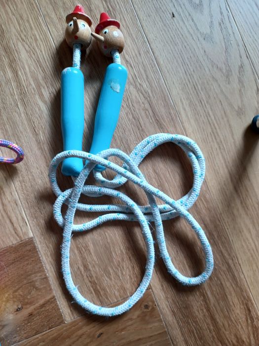 Corda de saltar com o pinoquio e cabo de madeira