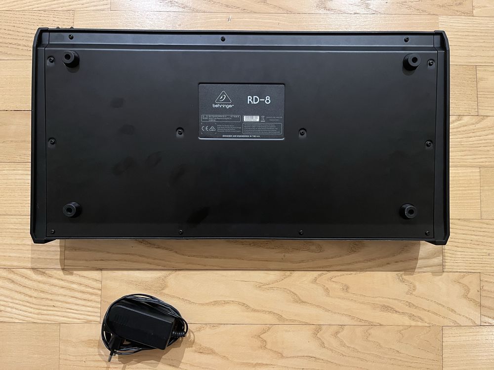 Syntezator Behringer RD-8