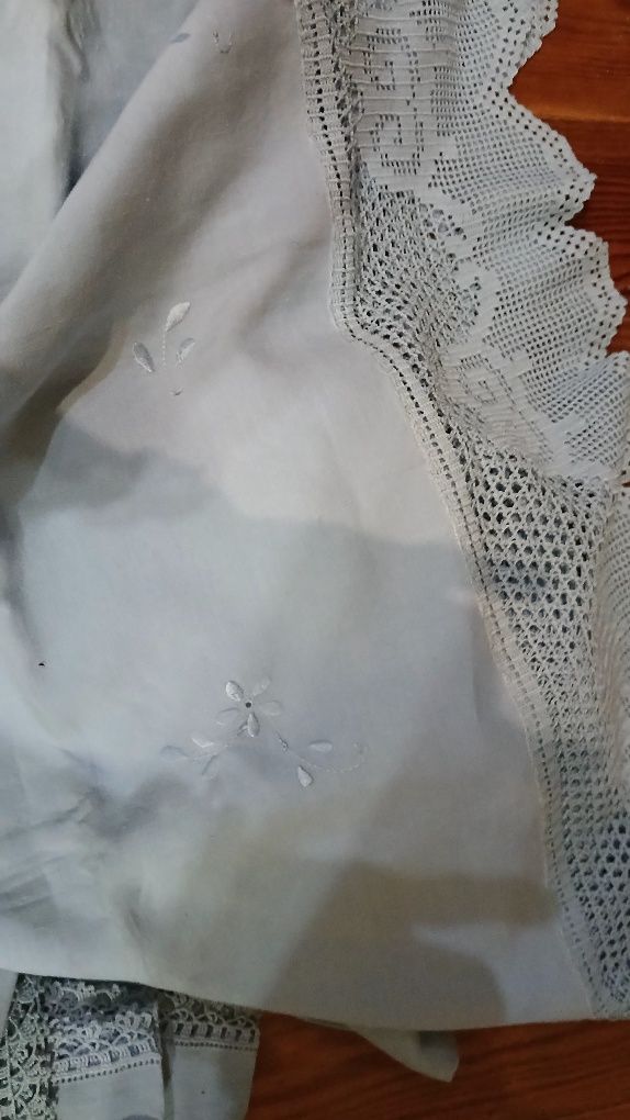 Toalha de linho com renda e guardanapo