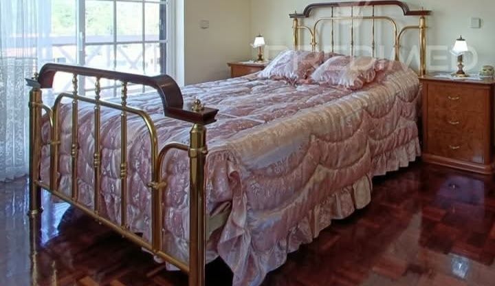 Cama com colchão e mesas de cabeceira