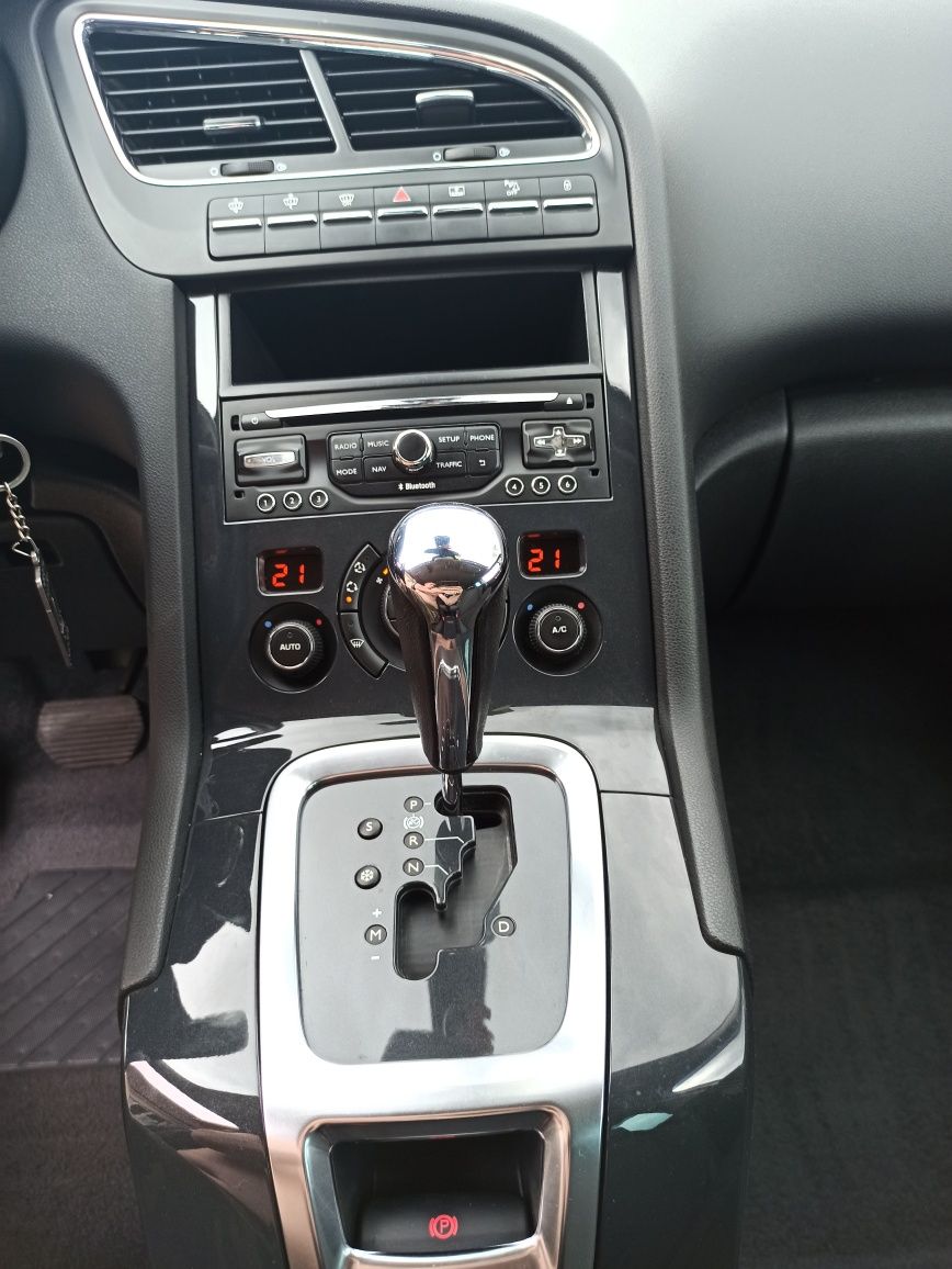 PEUGEOT 5008 Allure 2015 1.6 THP