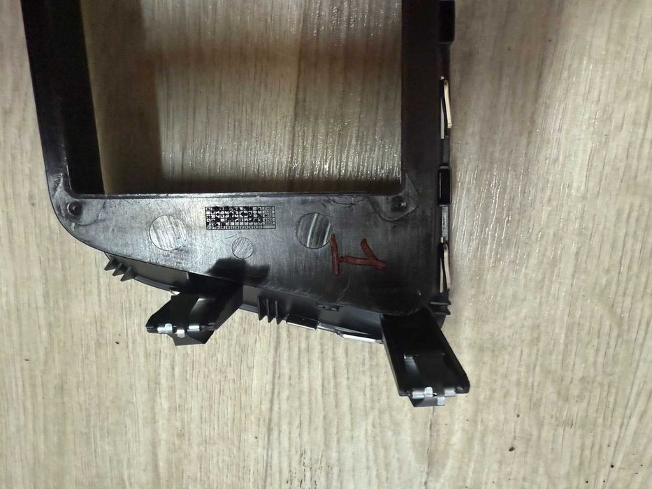 Рамка накладка корпус  8R1857186P навигация mmi Audi q5 Q5 Ауди Кью 5