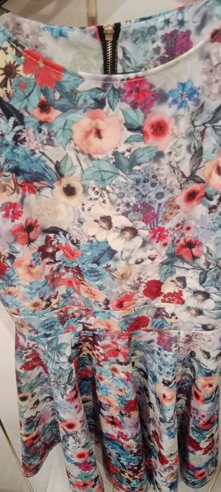 Piękna sukienka w kwiatki 152