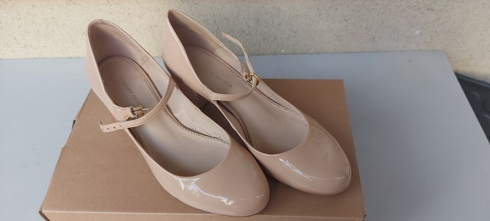 Beżowe lakierowane czółenka Kurt Geiger  rozmiar 40