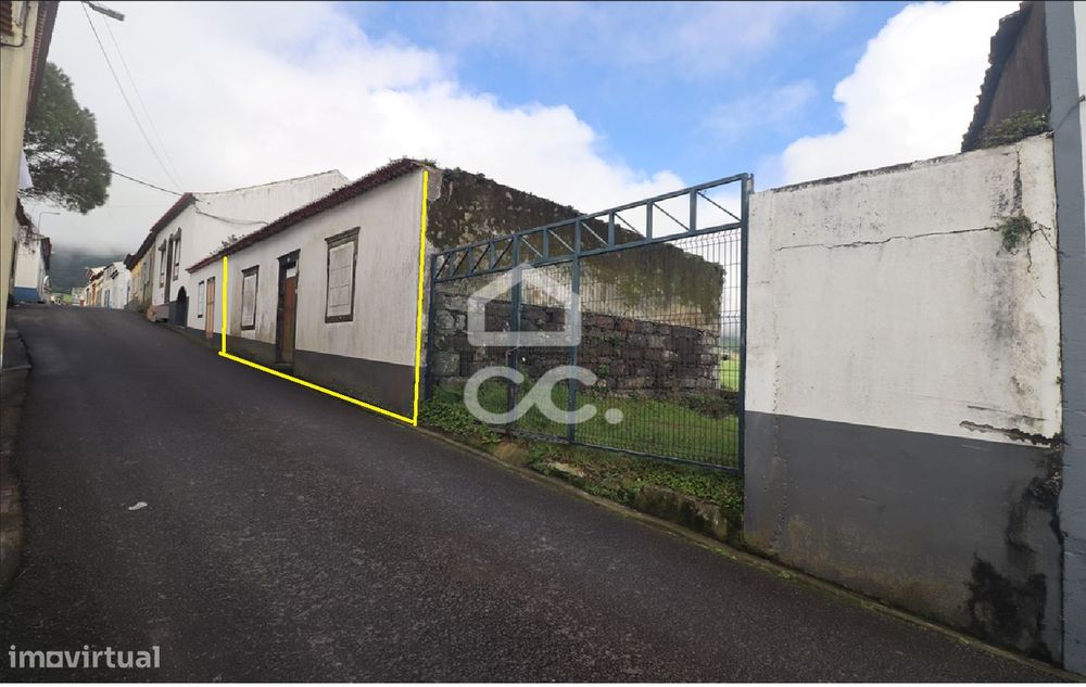 Moradia em Estado de Ruína - Povoação