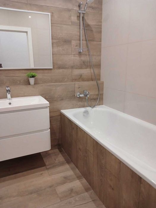 Продам новий будинок на березі озера з бассейном в КГ Міжріччя