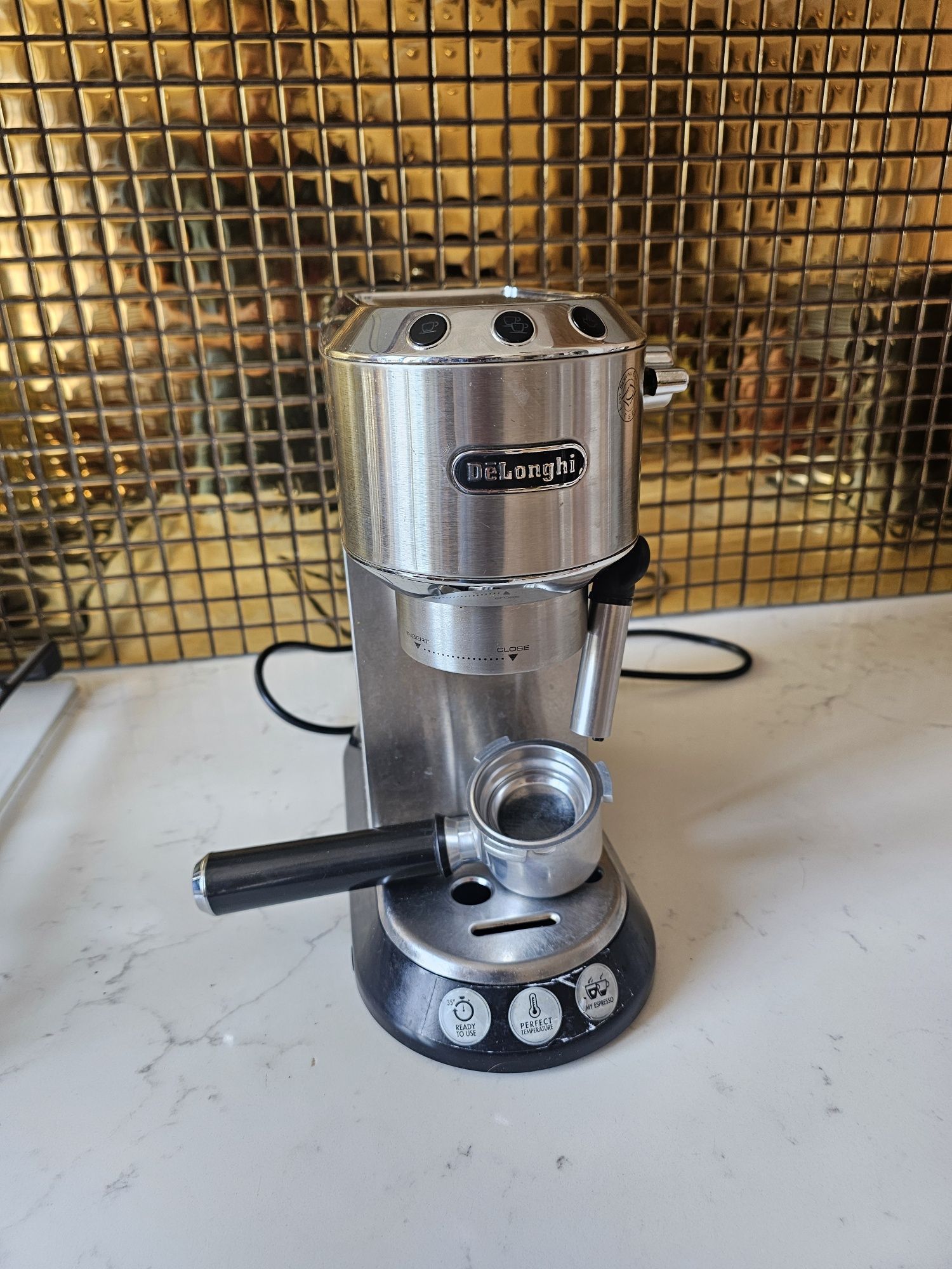 DeLonghi Ekspres kolbowy do kawy Dedica Style EC680.M ze spieniaczem