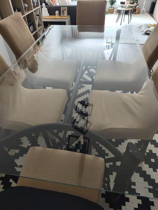 Mesa de Sala com oferta das cadeiras