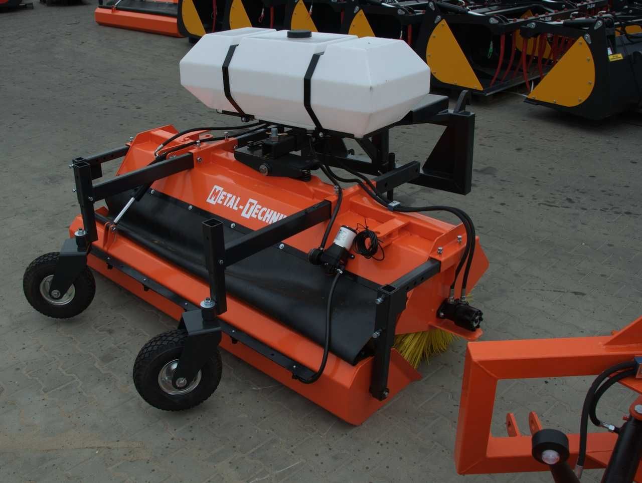 Zamiatarka METALTECHNIK drogowa uliczna komunalna do ciągnika wózka
