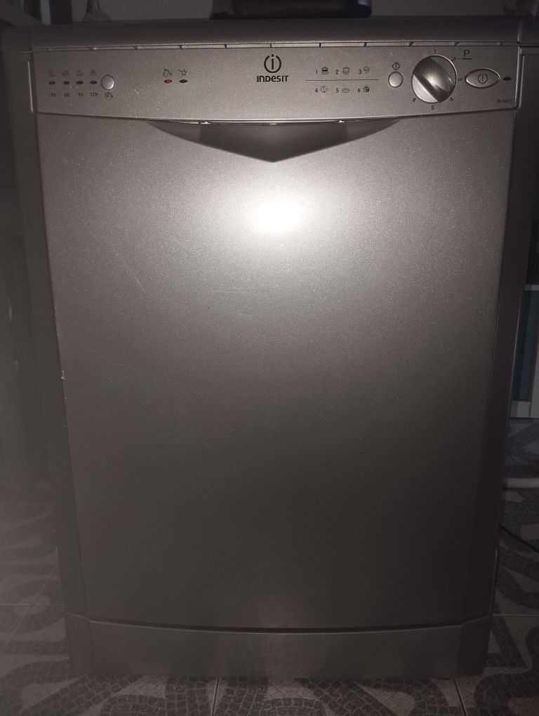 Máquina de lavar loiça Indesit IDL600S. Com avaria