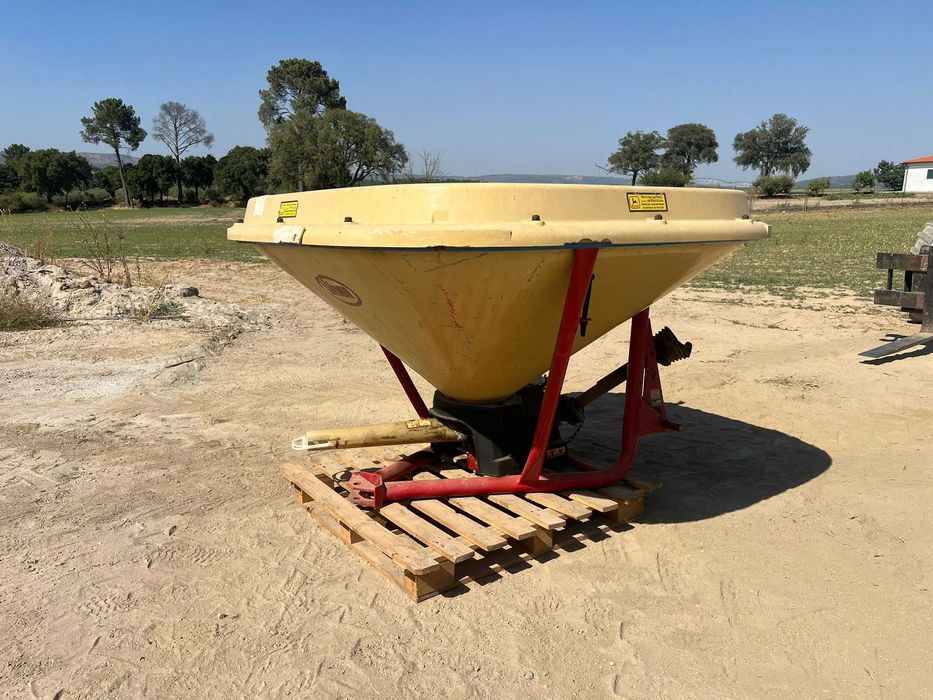 Espalhador de Adubo Pendular Vicon 600 litros