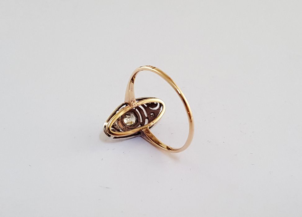Złoty pierścionek Art deco z lat 30-tych zdobiony brylantami
