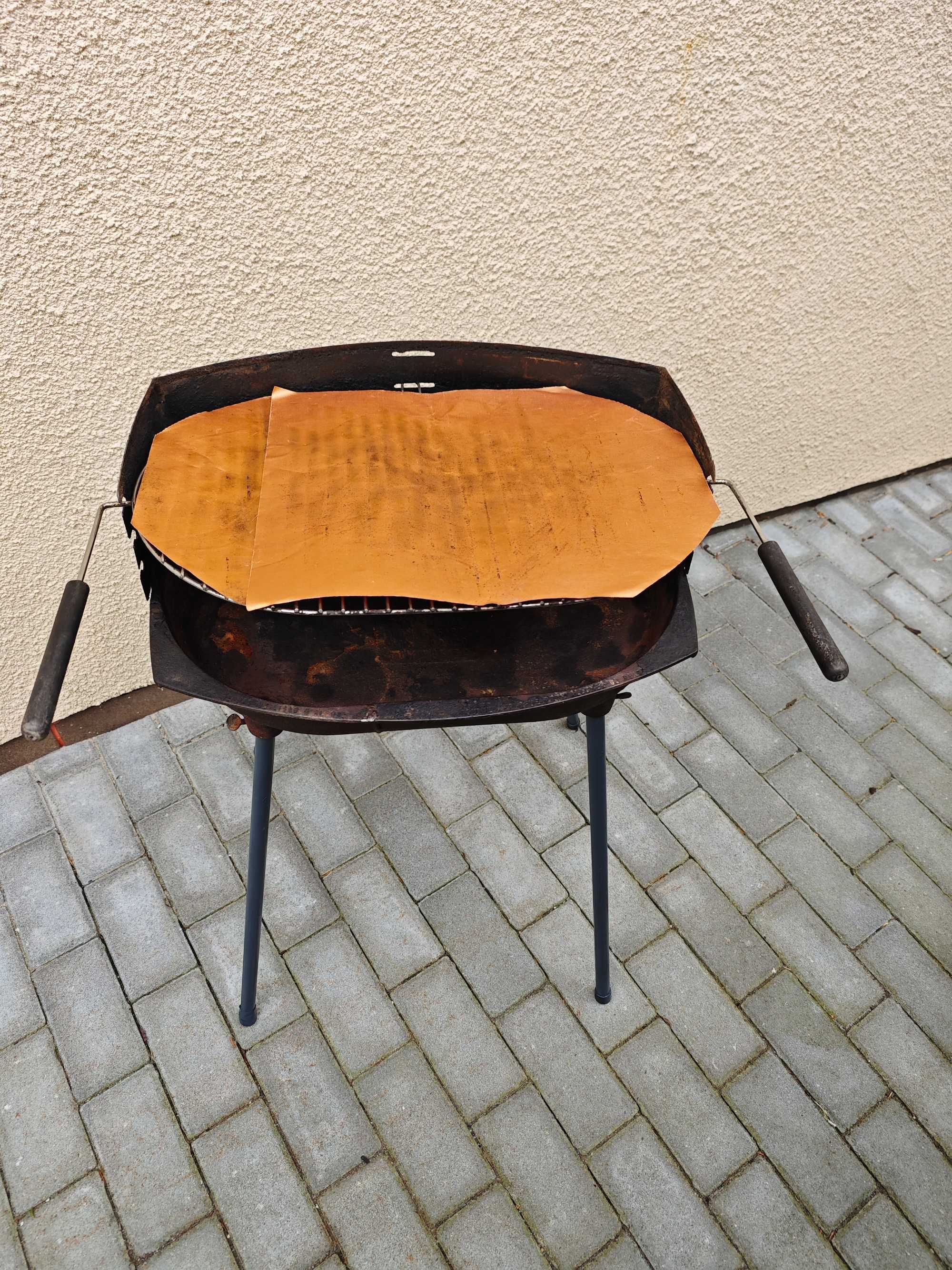 Żeliwny grill wolnostojący