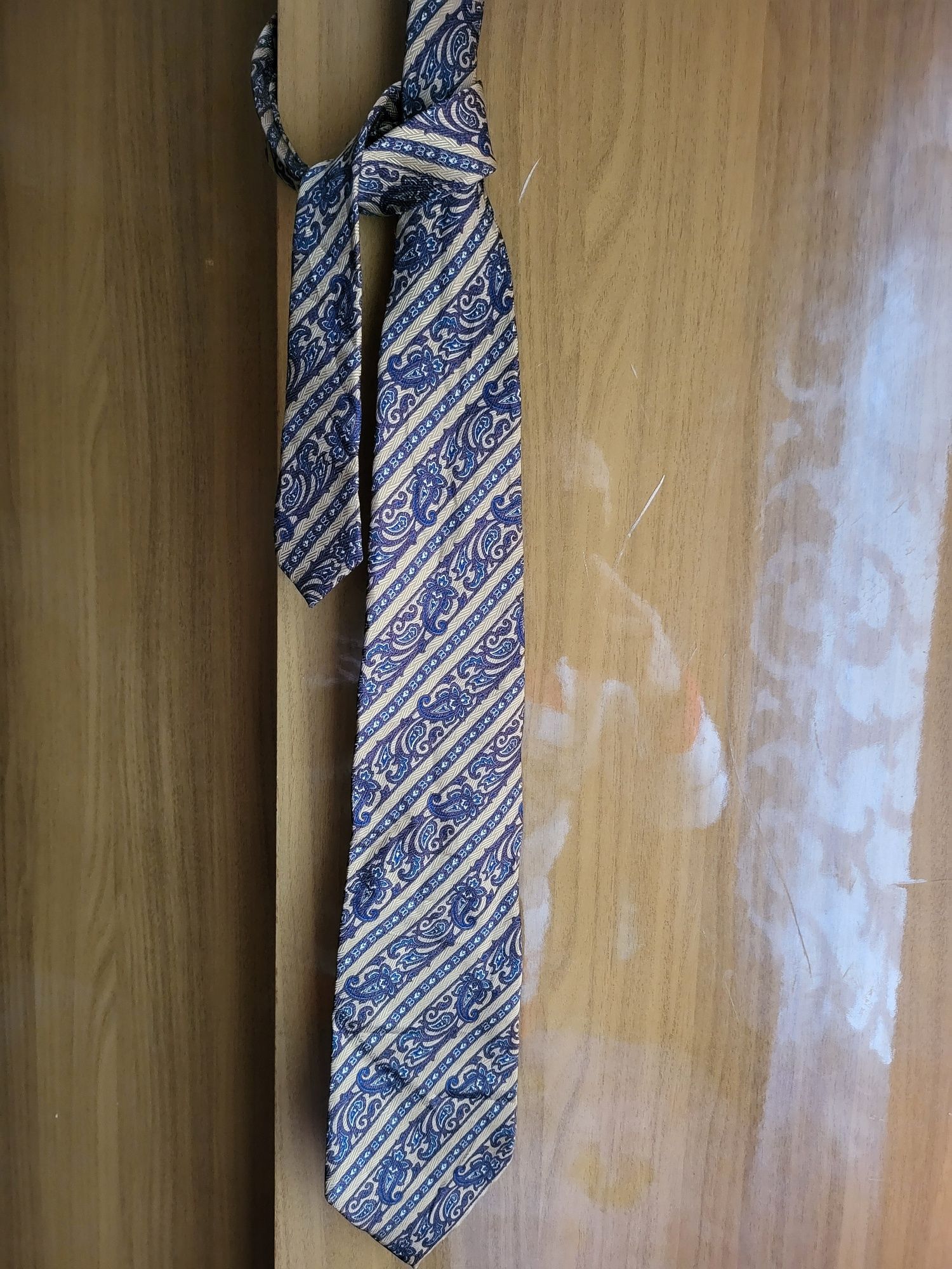 Продам галстуки б/у за 200 гр