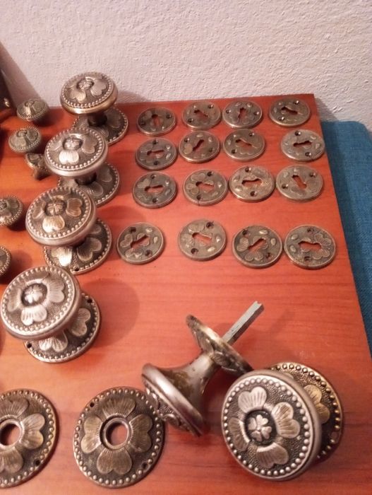 Puxadores e dobradiças - 20 euros TUDO em Beja