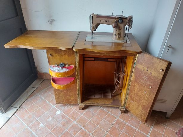 Máquina de costura Singer antiga em armário