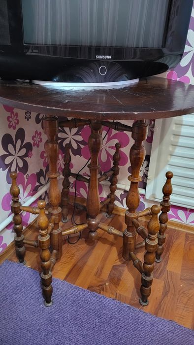 Дерев'яний журнальний столик у вінтажному стилі.