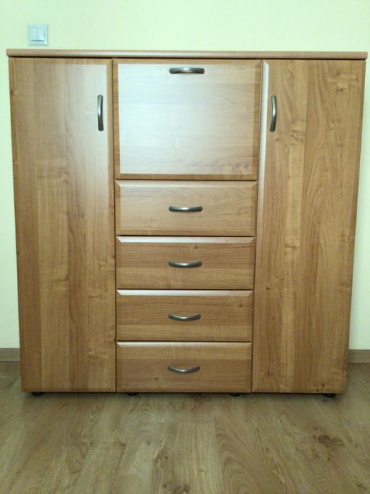 Szafka z półkami i szufladami