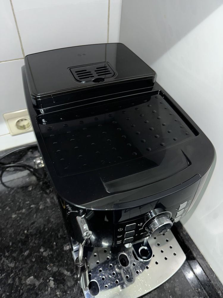 Máquina de café Delonghi Magnífica S