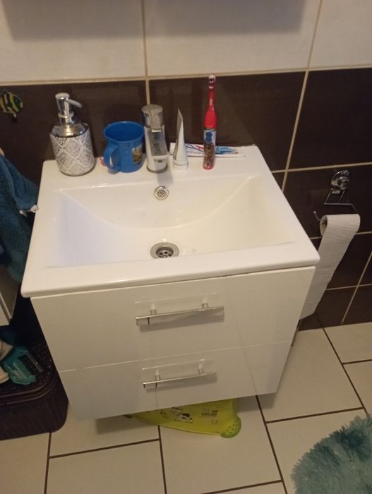 Zlew w komplecie szafa z lustrem plus bateria.