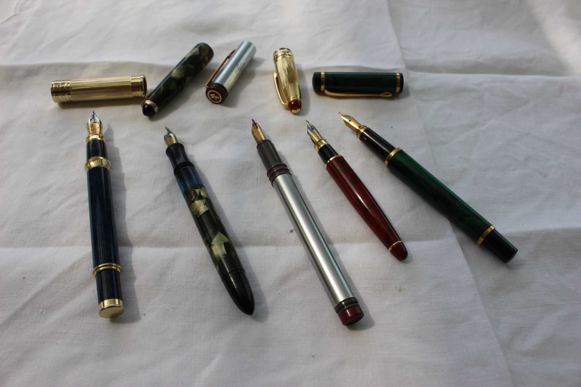 Cinco canetas de tinta permanente