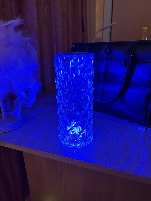 Продам лампу-світильник у формі кристалу. Сяє в ночі.