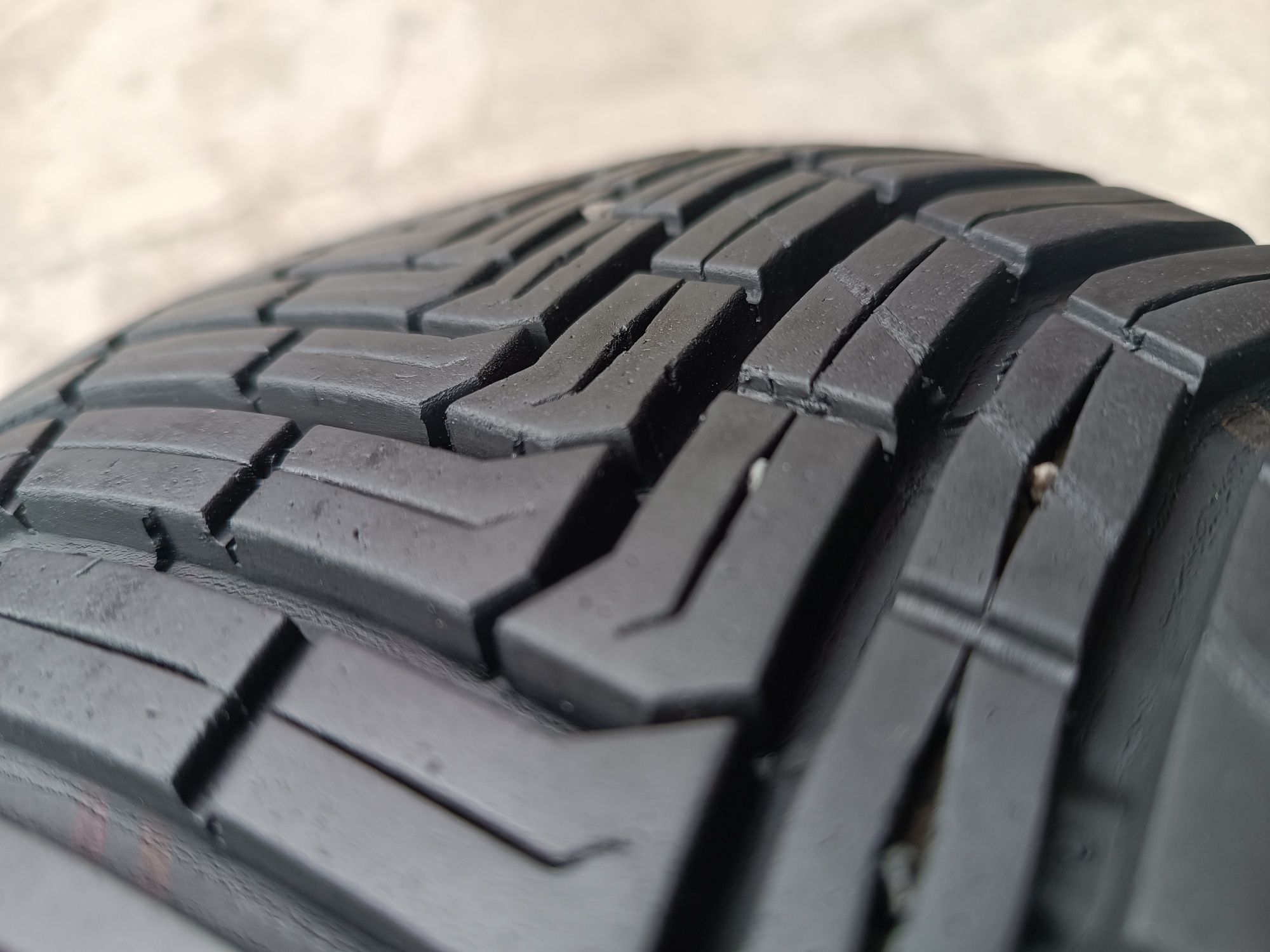 Sprzedam prawie nowe opony Continental 215/65 r17