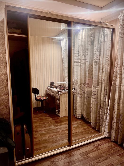 Шкаф купе золотого цвета