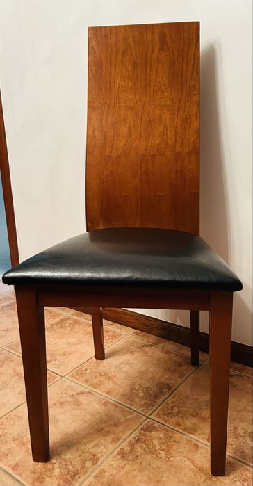 Mesa extencível em cerejera, composta por 8 cadeiras em polipel pretas