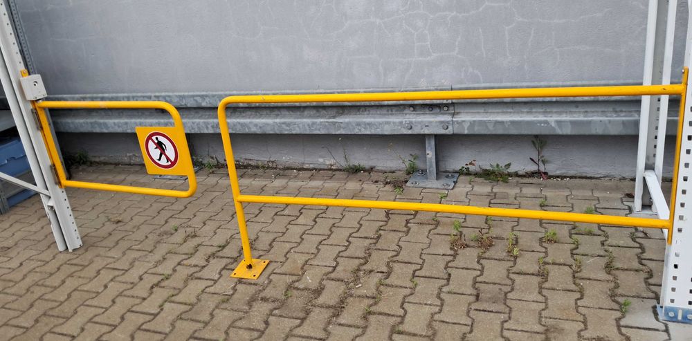 Barierka ochronna do magazynu bariera techniczna bramka uchylna