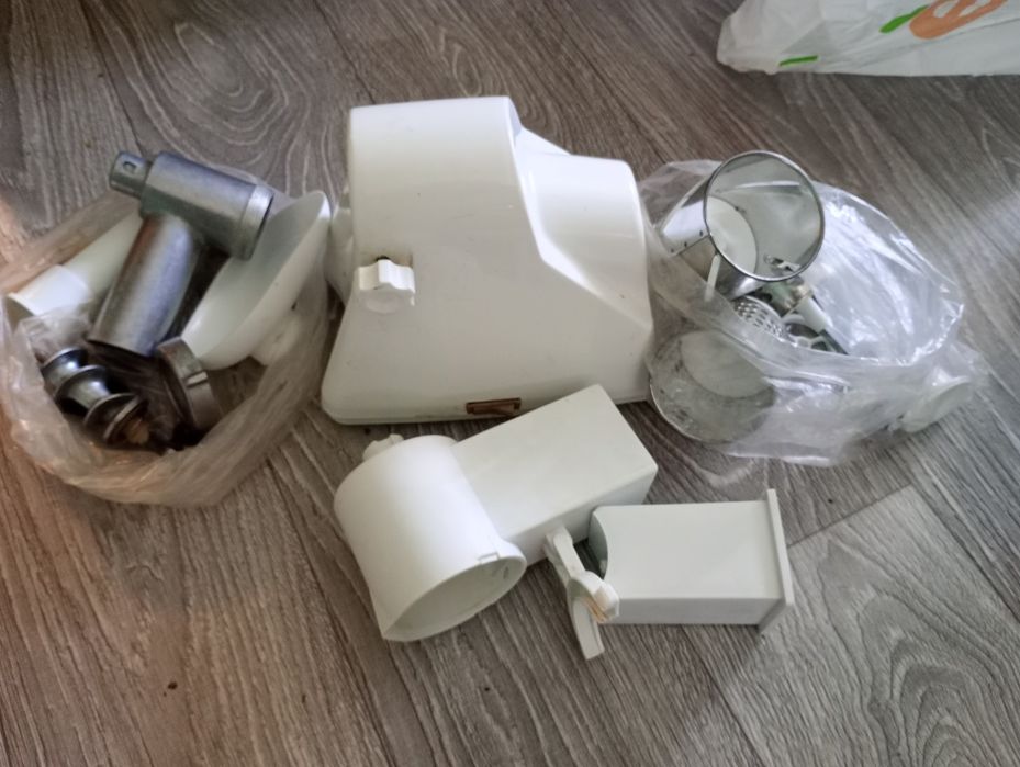 Продам повністю робочу електромясорубку з насадками для овочів