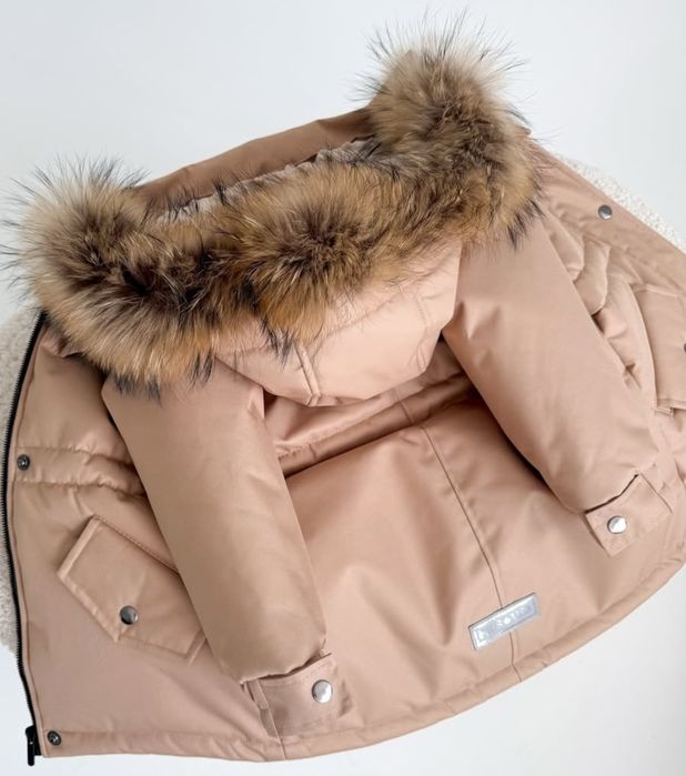 Парка на дівчинку зима дуже тепла.