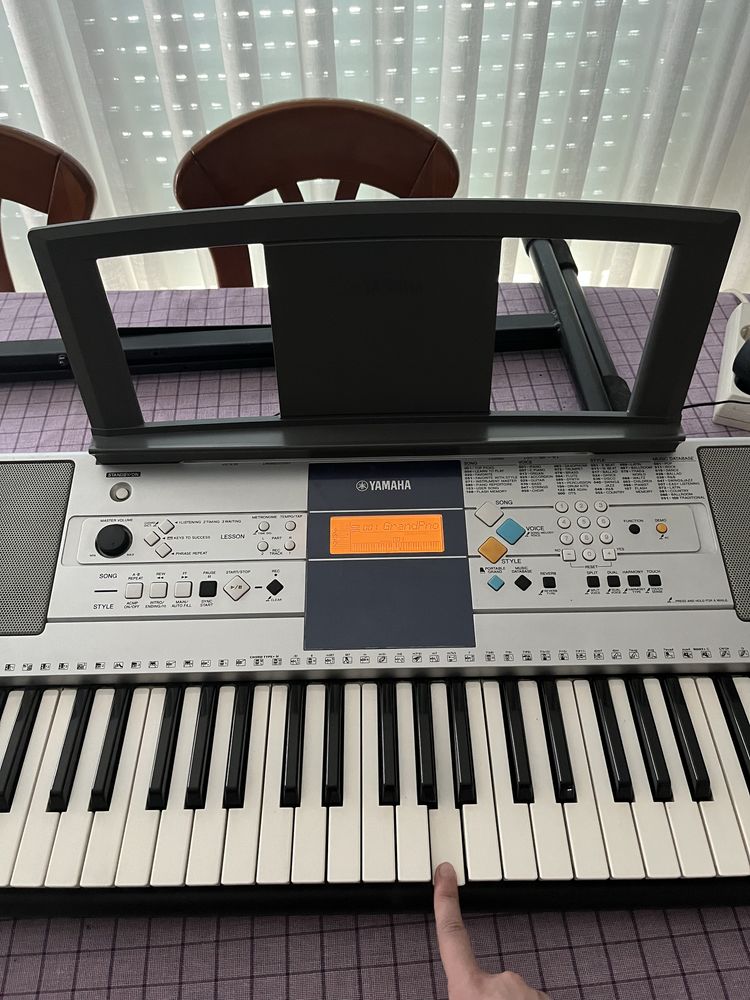 Teclado Yamaha PSR-E323 - Como Novo + Suportes + Carregador