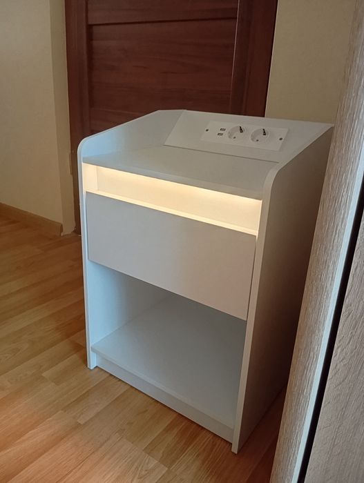 Stolik nocny z oświetleniem LED NOWY NIEUŻYWANY