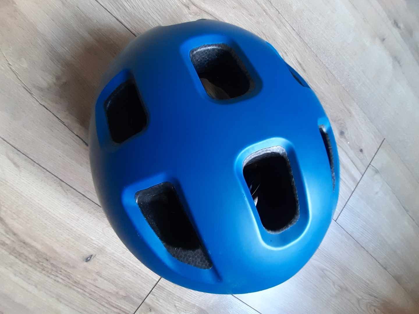 Kask niebieski regulowany 50 -60 cm