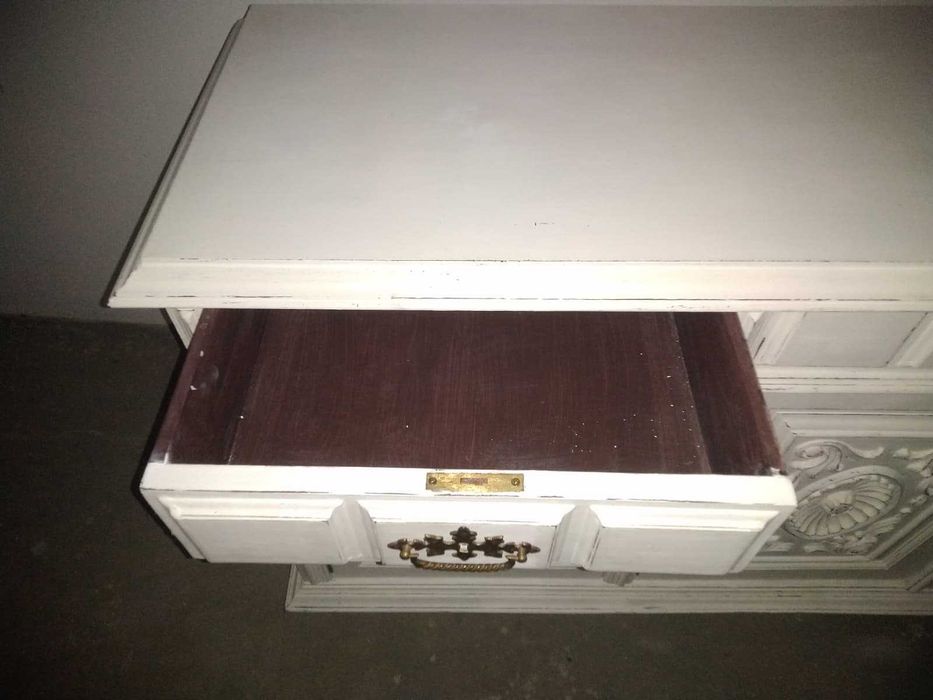 Móvel em madeira restaurado recentemente