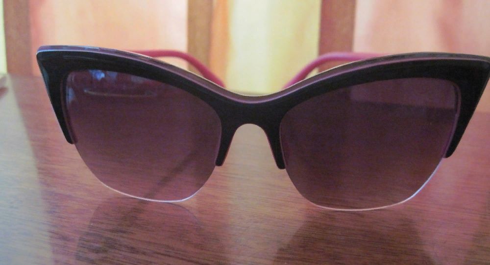 Продаются очки солнцезащитные с розовым кантиком