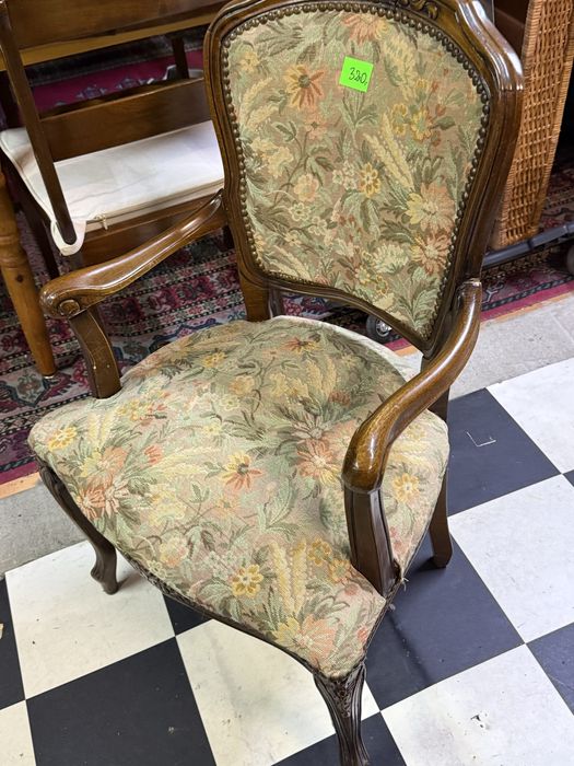Fotel w stylu Ludwik XV z kwiatową tapicerką