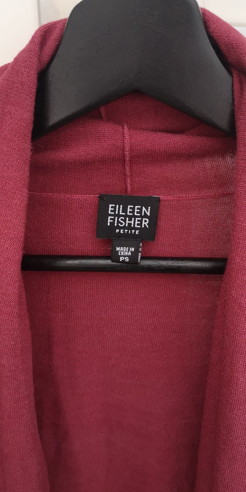 Bordowy sweterek Eileen Fisher.