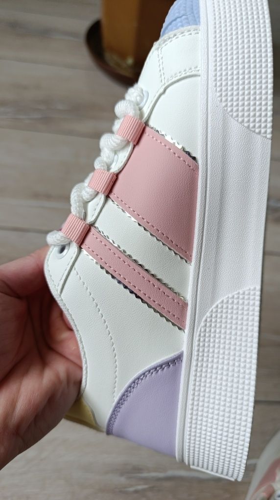 Adidasy kolorowe na grubszej podeszwie