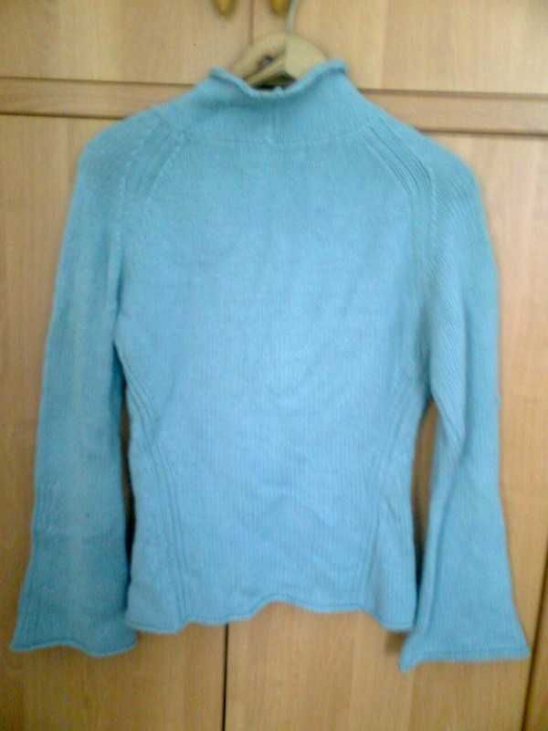 Sweter z dekoltem w kształcie V z rozszerzanymi rękawami rozmiar M/L