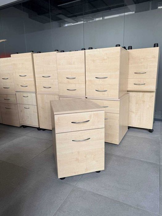 столи кресла офісні багато тумби шкафы