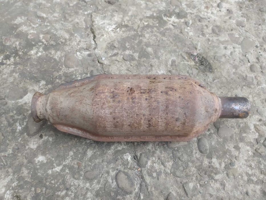 Каталізатор (цілий. повний). Вихлопна система.