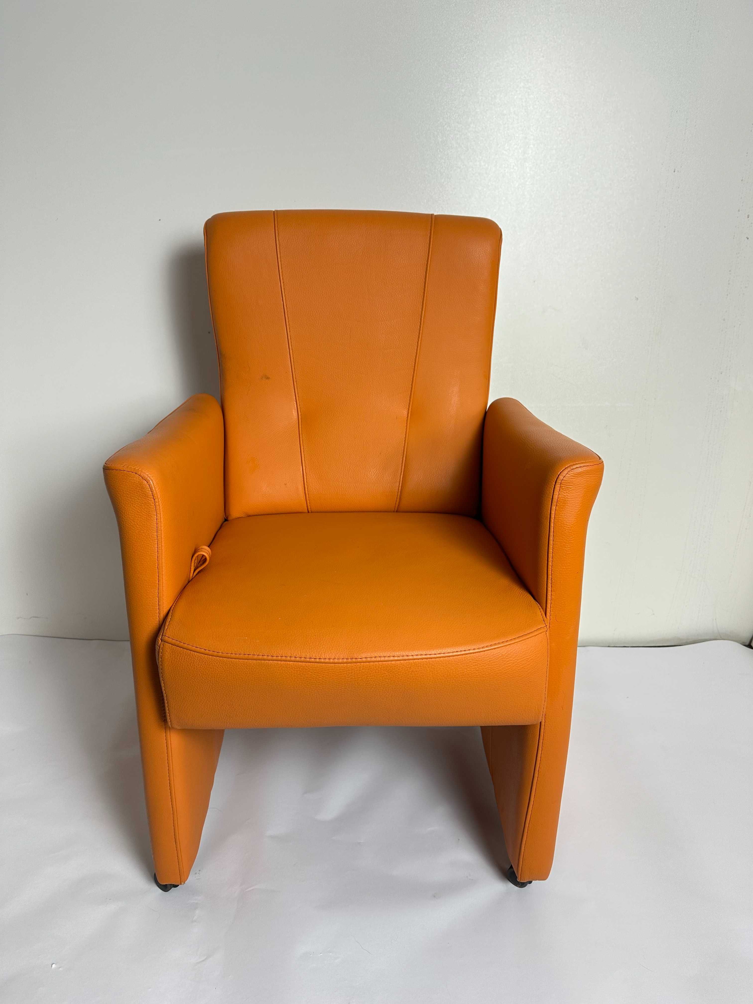 Pomarańczowy fotel z regulowanym oparciem